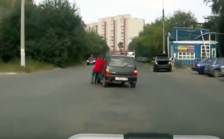Ξέχασαν το χειρόφρενο και έφεραν την καταστροφή (βίντεο)